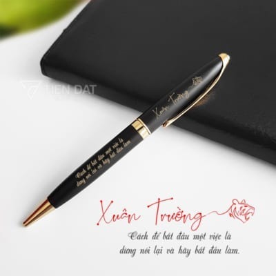 but-qua-tang-khac-chu-ky-va-con-gap-may-man