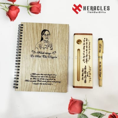 xuong-san-xuat-so-tay-bia-go-heracles-in-khac-ten-chu-logo-cong-ty-lam-qua-tang-dai-hoi-qua-tang-doanh-nghiep-gia-re-san-xuat-nhanh (13)