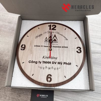 Đồng hồ gỗ treo tường khắc tên logo công ty làm quà tặng doanh nghiệp